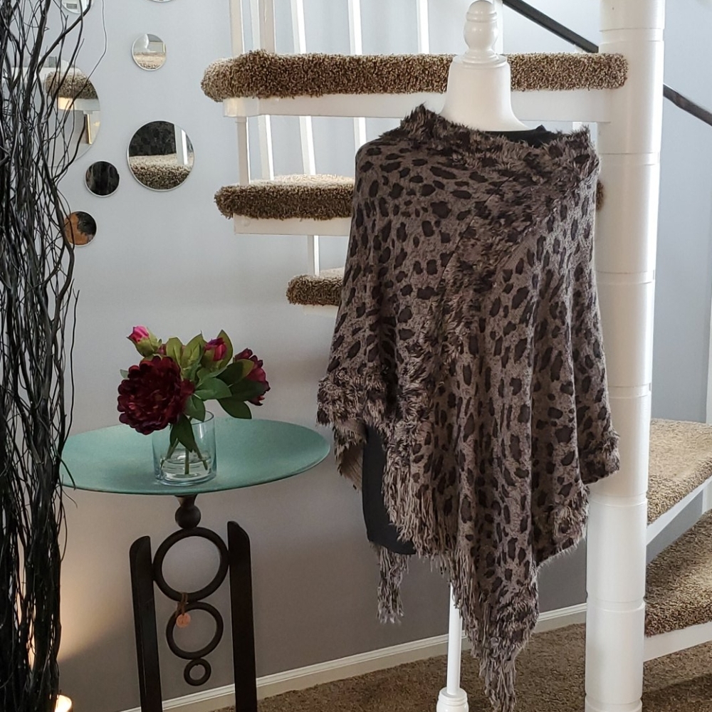 ❤HP❤Gray Animal Print Poncho - Picture 2 of 2